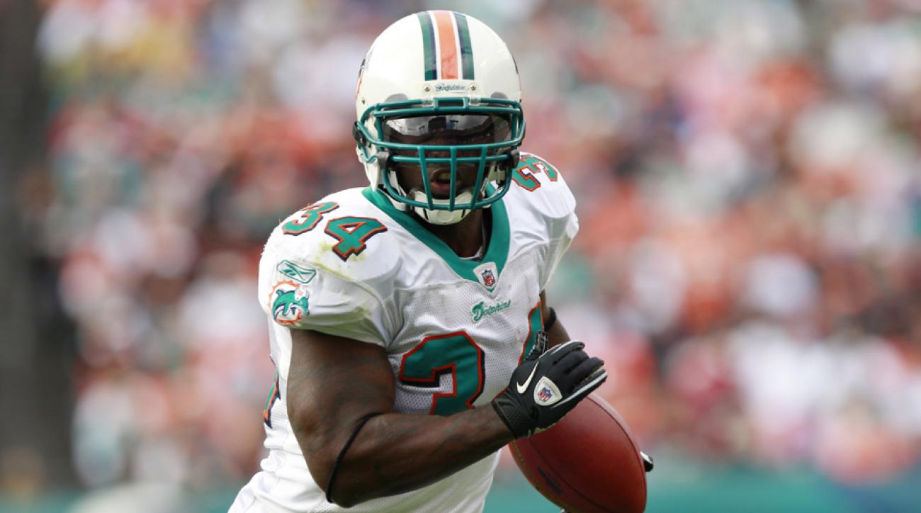 Ricky Williams joins forces with fellow N.F.L. greats to launch the Freedom Football League 